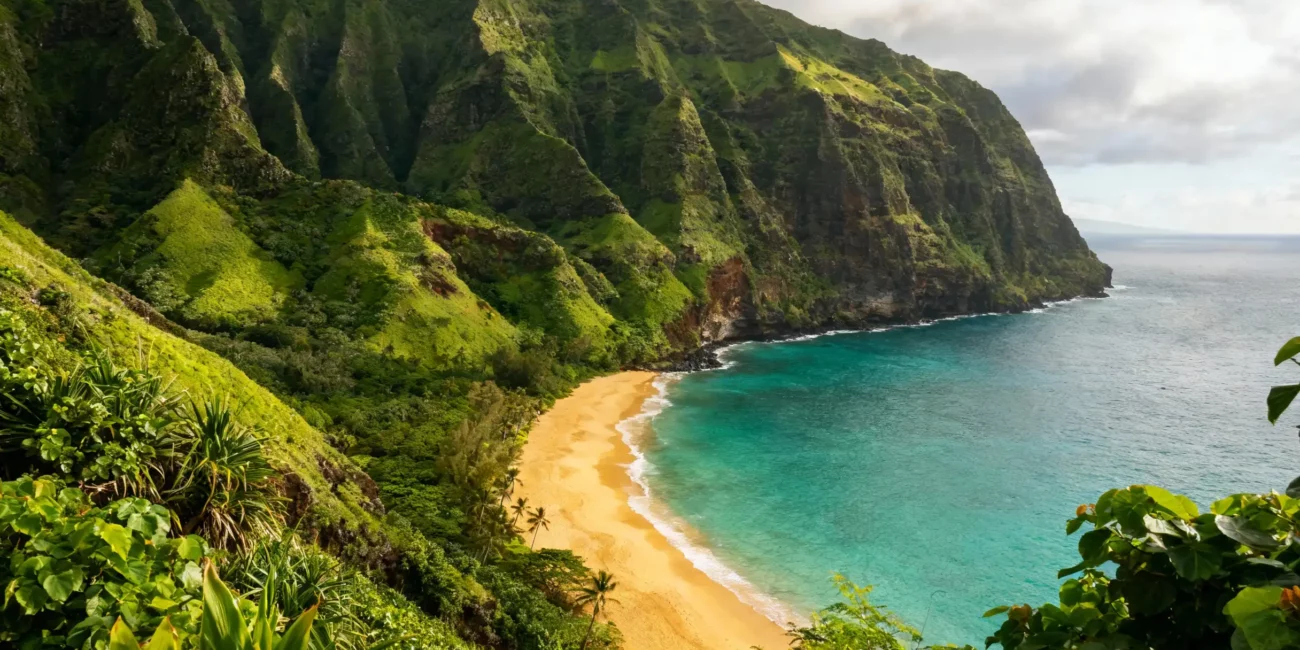 Havaijin maisema vehreine smaragdinvärisine jyrkänteineen