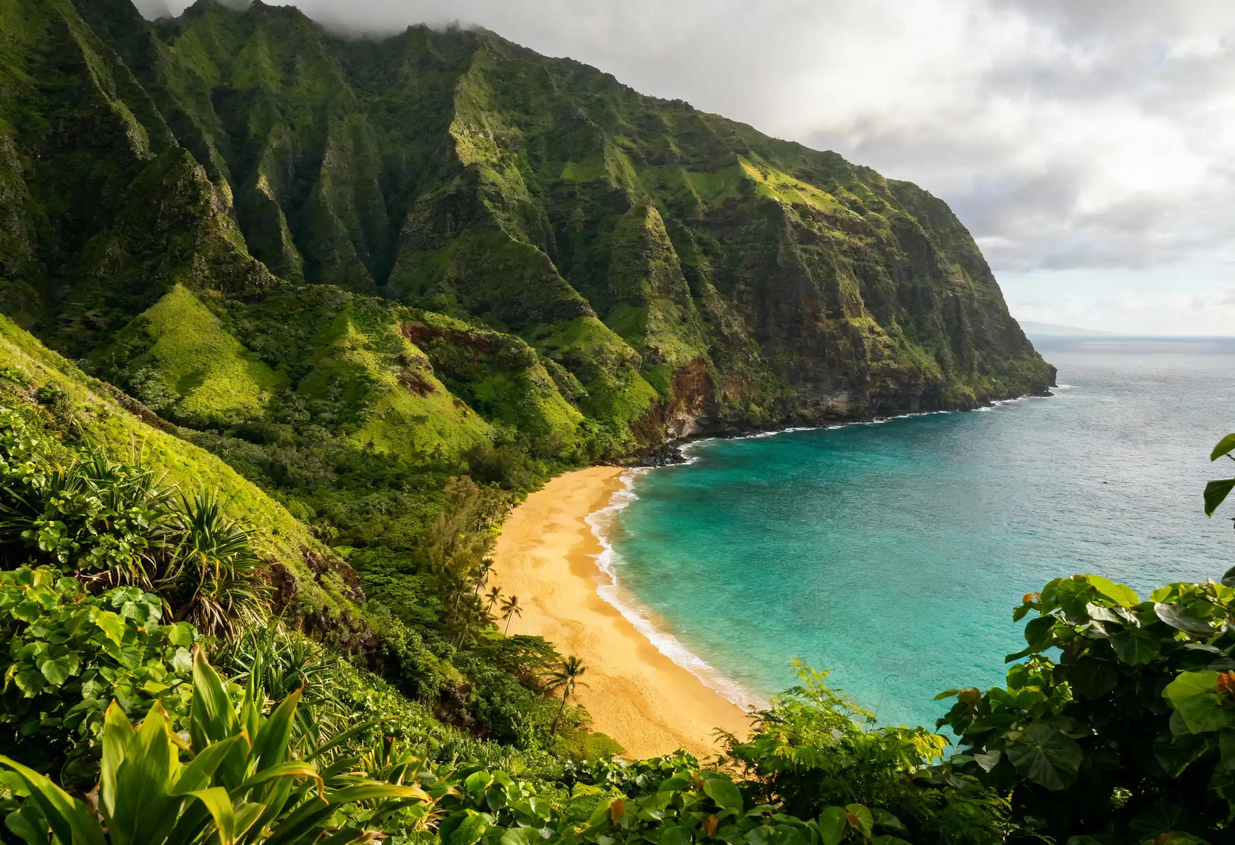 Havaijin maisema vehreine smaragdinvärisine jyrkänteineen